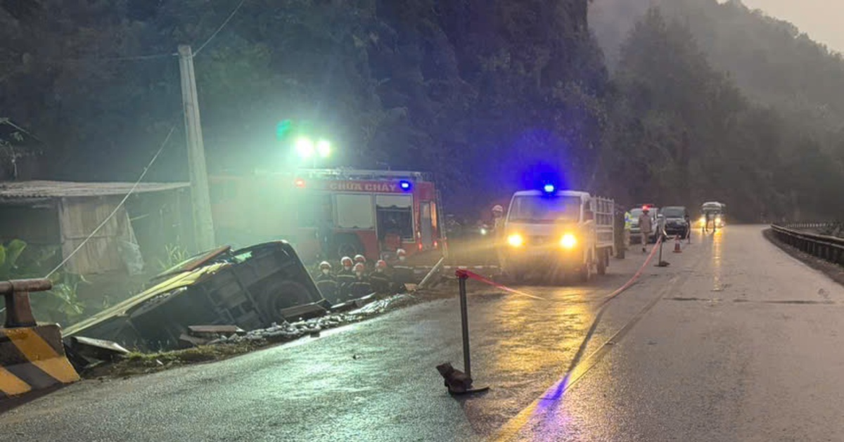 Xe khách lật trên Quốc lộ 6: Tai nạn thảm khốc trong mưa mù, 4 người tử vong