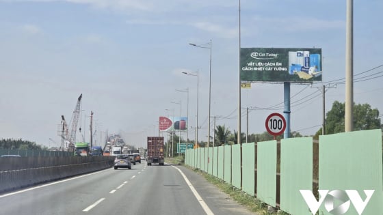 Lái Xe Trên Cao Tốc Đang Thi Công: Cẩm Nang An Toàn Vượt Công Trường Bụi Đá