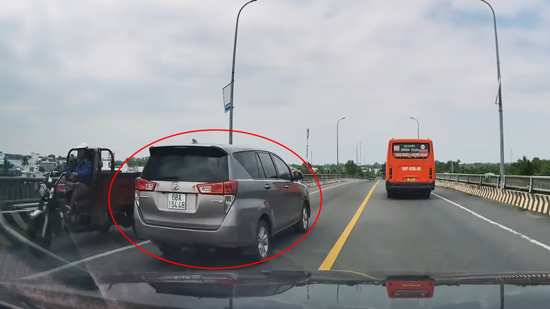 Vượt ẩu trên cầu: Khi tài xế Innova biến Quốc lộ thành “đường đua tử thần”