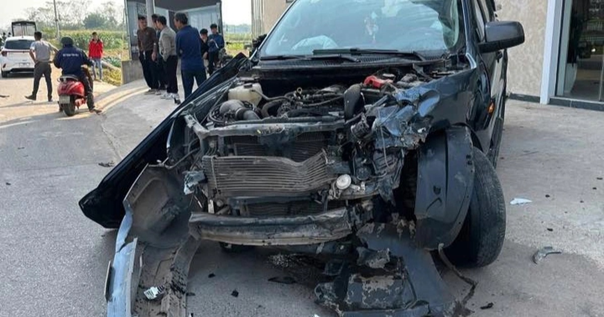 Tai nạn ngã tư kinh hoàng: Xe bán tải nát đầu và bài học xương máu cho mọi tài xế