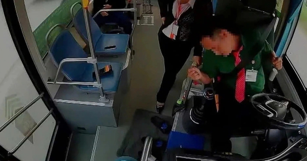 Tài Xế Xe Buýt Đột Quỵ Giữa Đường: Khoảnh Khắc Sinh Tử và Lòng Dũng Cảm Thầm Lặng